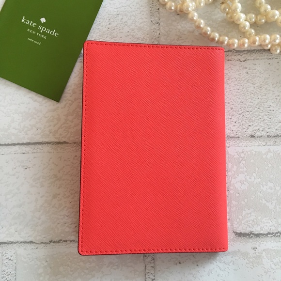 5⭐️ Kate Spade Cupcake Passport Credit Card Holder - Picture 4 of 4