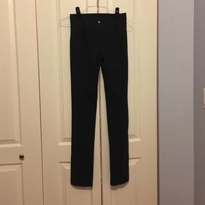 Lululemon Black Skinny Groove Pant, size 6