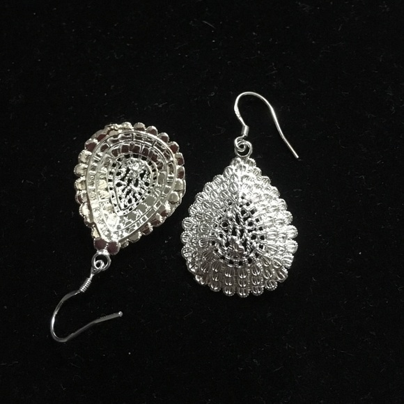 Beautiful Earrings. - Picture 3 of 4