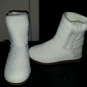 Off white knitted boots