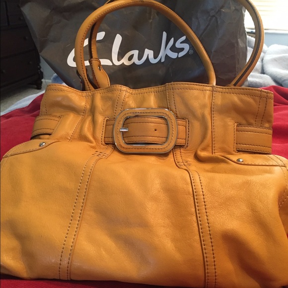 Clarks Handbags - 🎉ONE DAY SALE!🎉Clarks Shoulder bag❤️