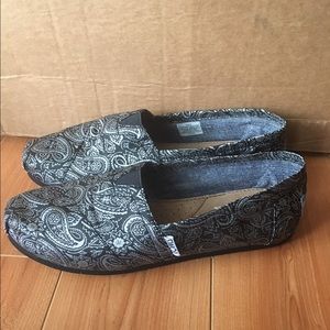 Black and Silver Paisley Toms