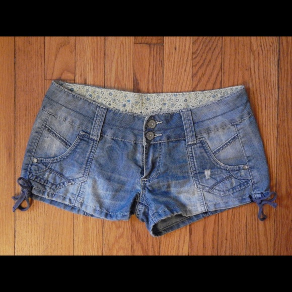 Almost Famous Pants - Almost Famous Girly Chambray Shorts Sz 5 Almost Famous Pants - Almost Famous Girly Chambray Shorts Sz 5