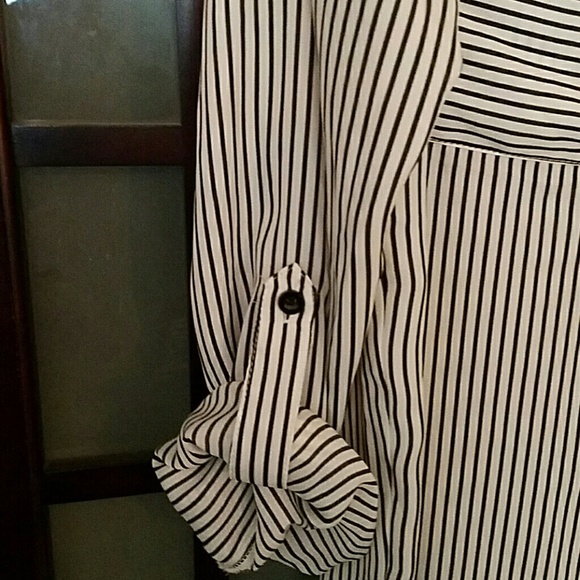 Button down blouse roll-tab sleeves - Picture 3 of 4