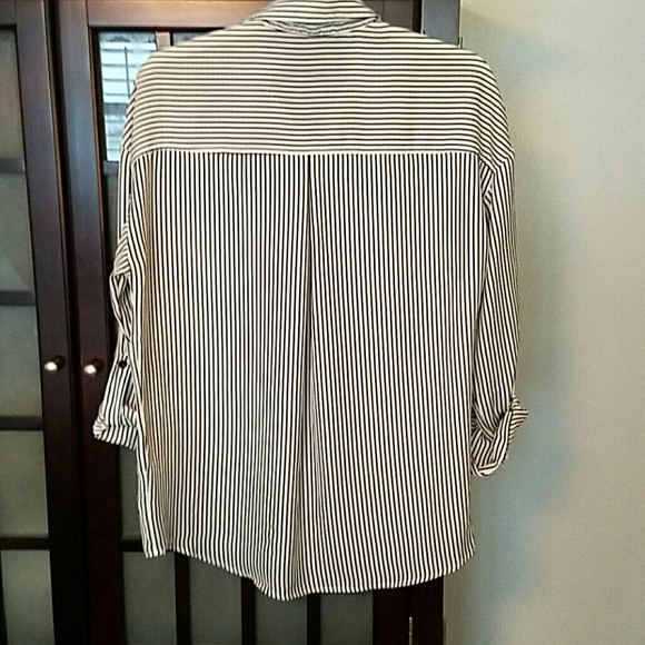 Button down blouse roll-tab sleeves - Picture 4 of 4