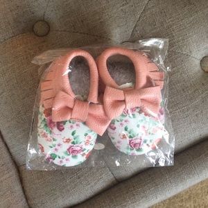 baby ivory floral bow moccasins