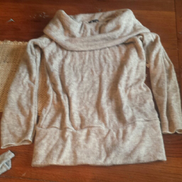 SOLD!   Cowl neck off shoulder sweater Like New - Picture 4 of 4