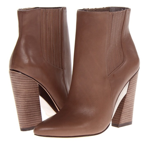BCBGMAXAZRIA Metild Boot/Mushroom Polished Calf