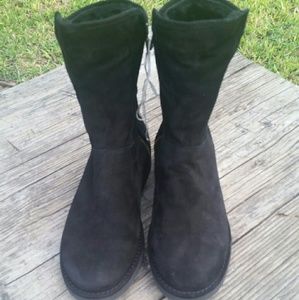 Sold--- UGG Australian Abree short black suede