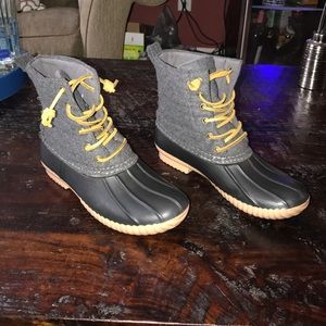 Steve Madden duck boots worn once