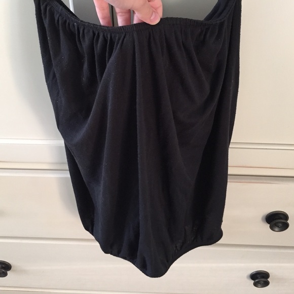 Strapless black shirt.