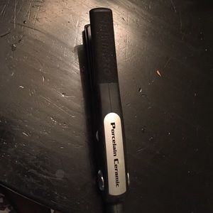 Babyliss Pro Porcelain Ceramic travel straightener