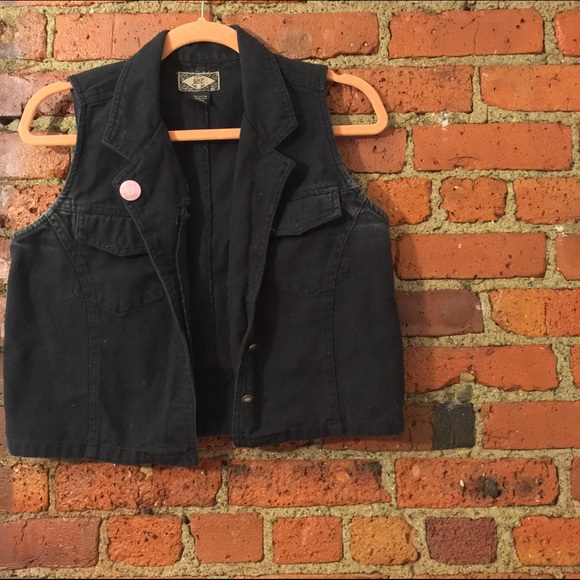 Black sleeveless vest