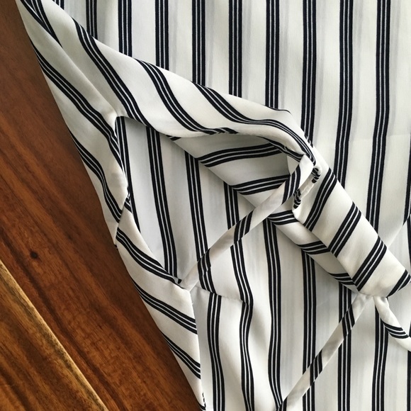 ❌SOLD❌Dee Elle open back striped tank - Picture 4 of 6