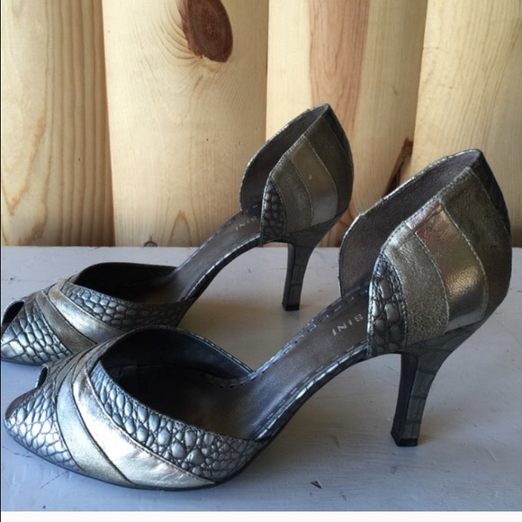 Gianni Bini snakeskin metallic peep toe heels