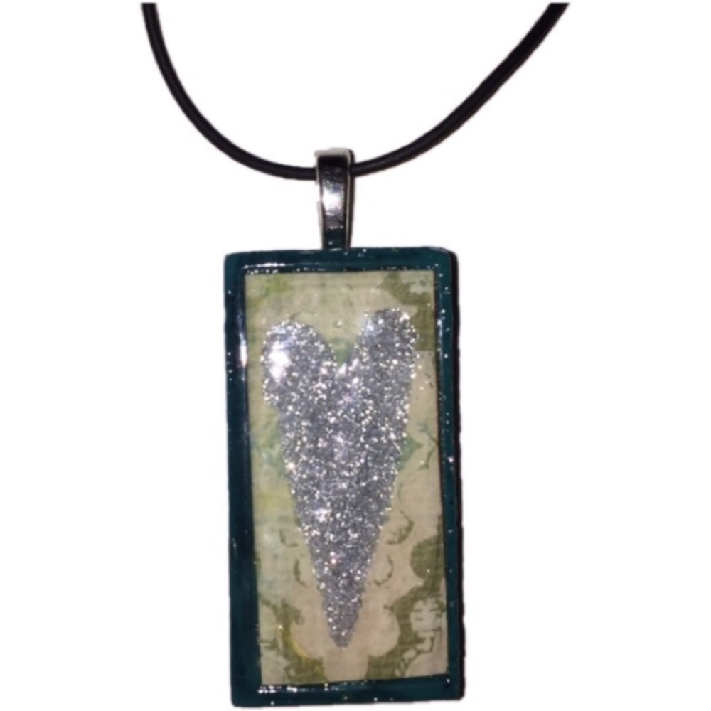 NWOT Domino Heart Necklace