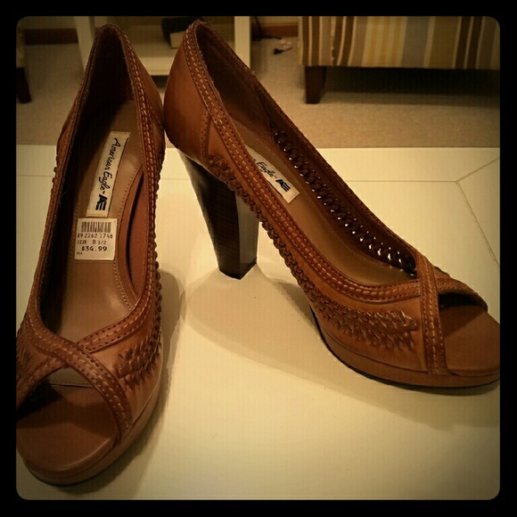 Brown, leather, peep-toe pumps with woven detail