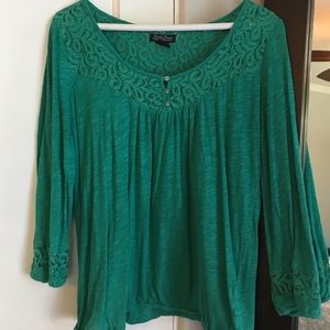 Green long sleeve t.Loose fit in arms.