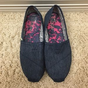 TOMS Dark chambray classics with pink sole