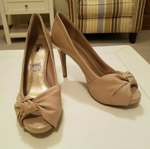 Cute! Nude peep-toe pump with faux-suede knot/bow