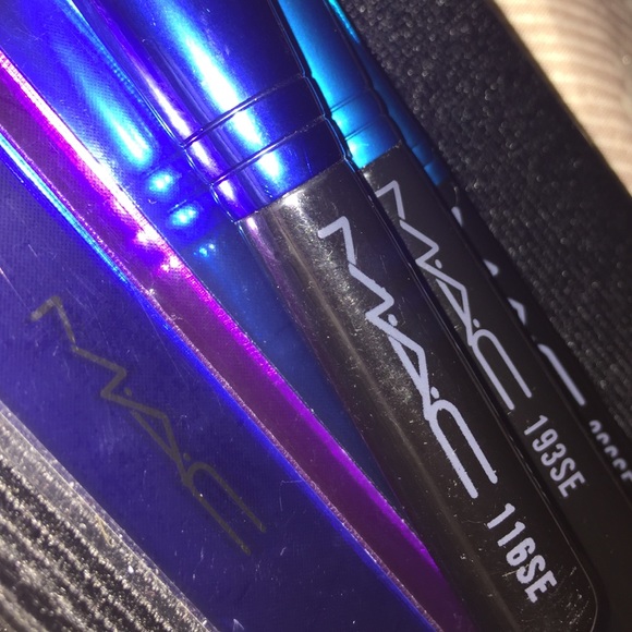 MAC AUTHENTIC BRUSHES