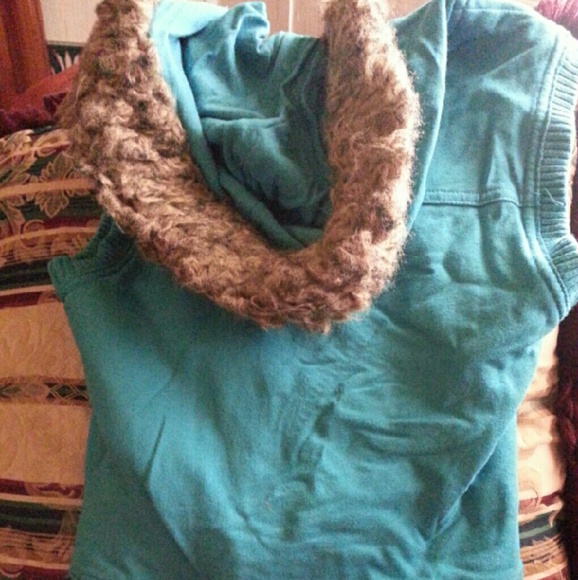 Hooded vest with toggles closure - Picture 2 of 4