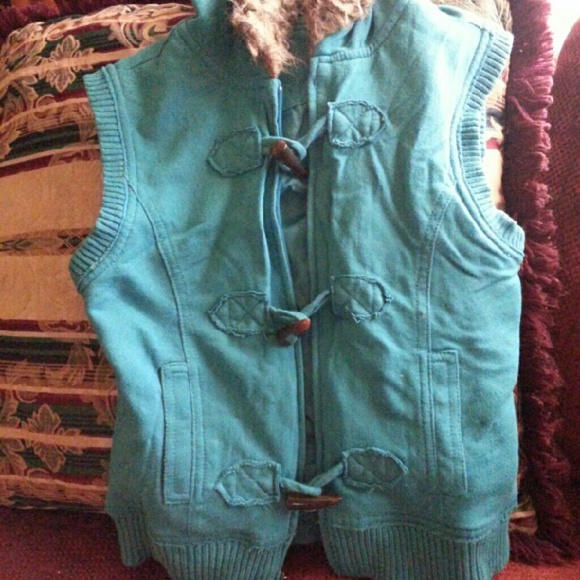 Hooded vest with toggles closure - Picture 3 of 4
