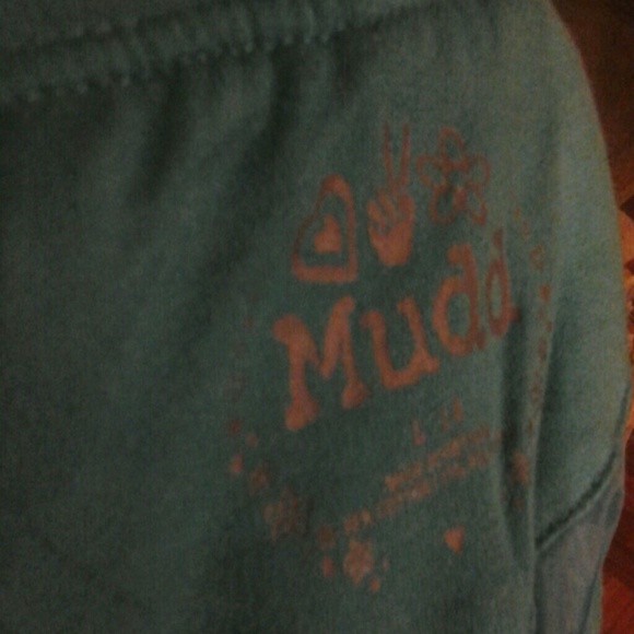 Hooded vest with toggles closure - Picture 4 of 4