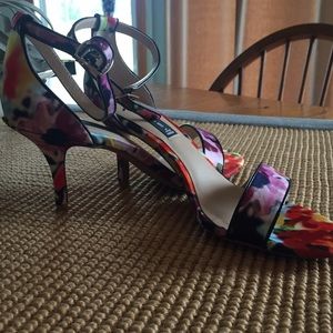 Flower print low heel