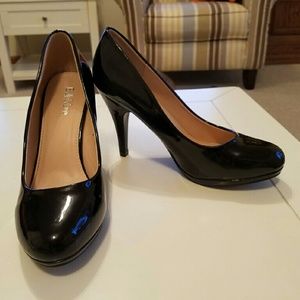 Closet staple! Black, patent, closed-toe pumps