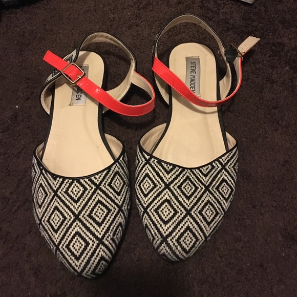 Super cute Flat Steve Madden Shoe
