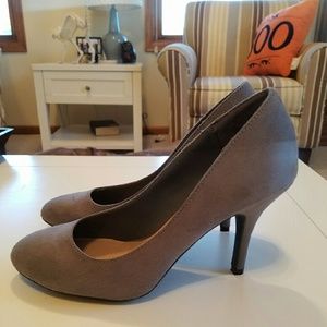 Classy and cute! Closed-toe, faux-suede pumps