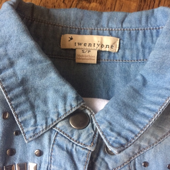 FOREVER 21 Embellished chambray shirt - Picture 3 of 4