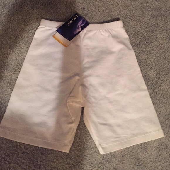 ✨ white , small exercise or bike shorts 👍🏼