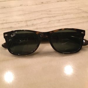 Ray Ban New Wayfarer Classic sunglasses