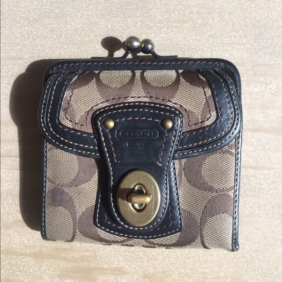 Coach Handbags - Coach signature Brown 100% authentic