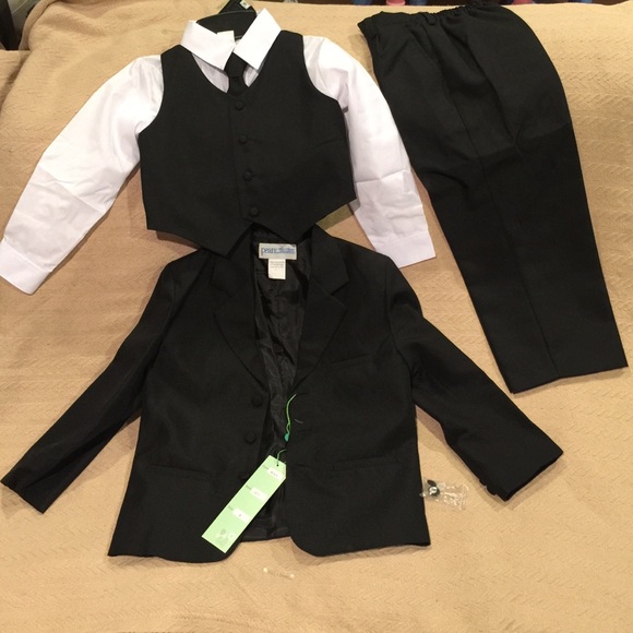 5 Piece Boys Suit! Size 5