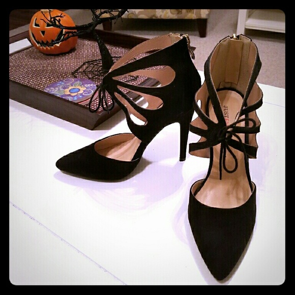 Lace-up, pointed-toe pump w/tie-front and cutouts