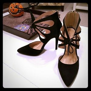 Lace-up, pointed-toe pump w/tie-front and cutouts