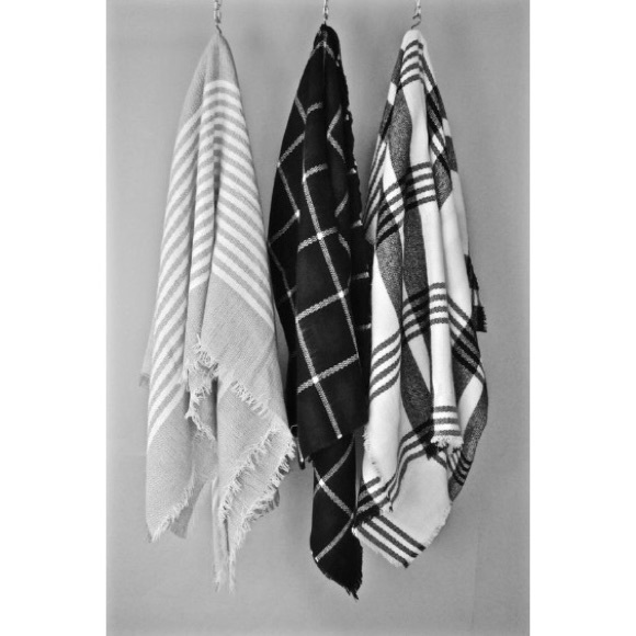 *LAST1* Black Plaid Blanket Scarf - Picture 4 of 4