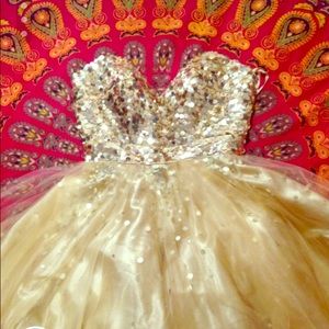 Gold sweet heart mini Homecoming dress!! Size 6.