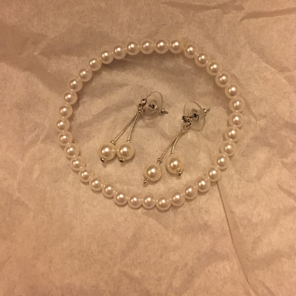 Faux Pearl bracelet & earrings set!