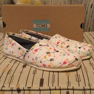 NIB TOMS Classic Arrow Print Shoes size 8