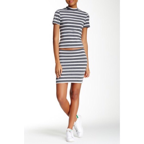 LAST CHANCE | American Apparel Mock Neck ponte tee - Picture 2 of 3