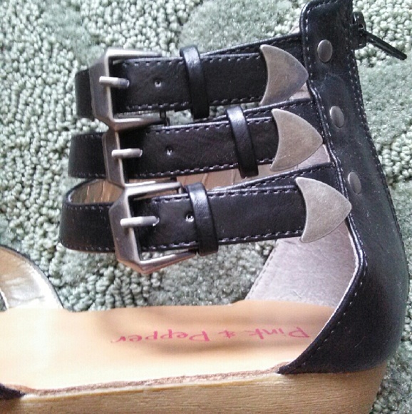 Hightop Buckle Sandals 👠