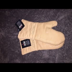 NWT oven mitts