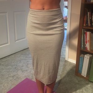 BNWT bodycon midi skirt !