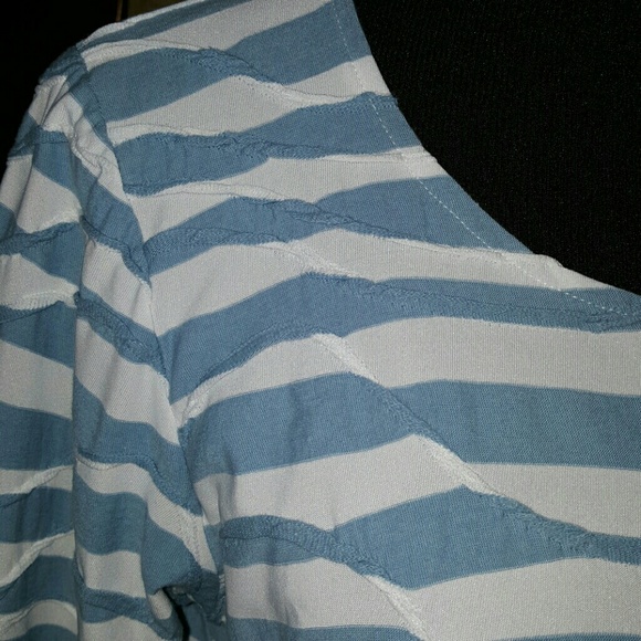 Light blue top - Picture 2 of 4