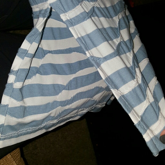 Light blue top - Picture 4 of 4