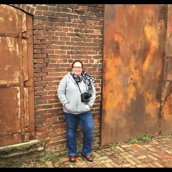 Hi there! I'm Melisa and welcome to my closet! - Picture 2 of 2